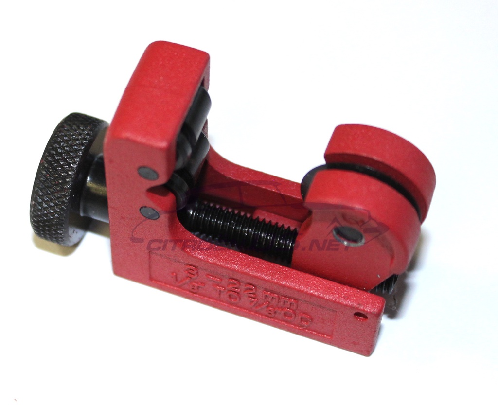 Pipe cutter for hydraulic lines